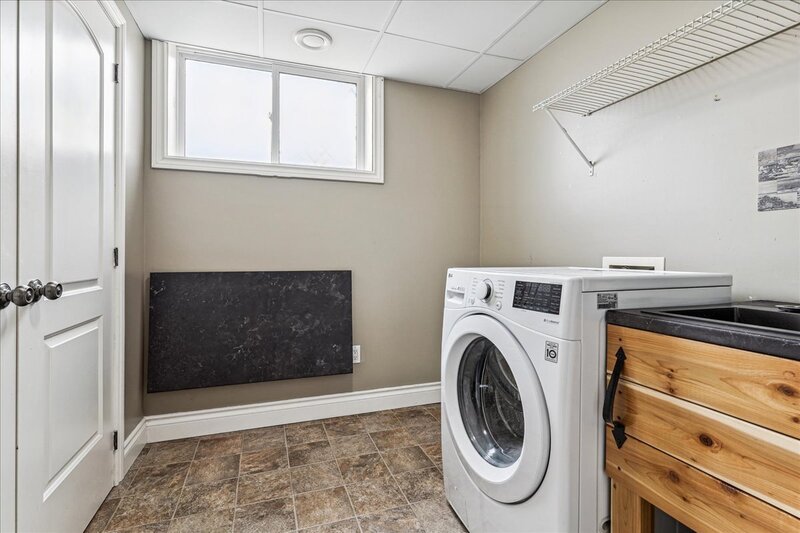 DUPLEX POTENTIAL IN CHARMING WELLANDPORT BUNGALOW!