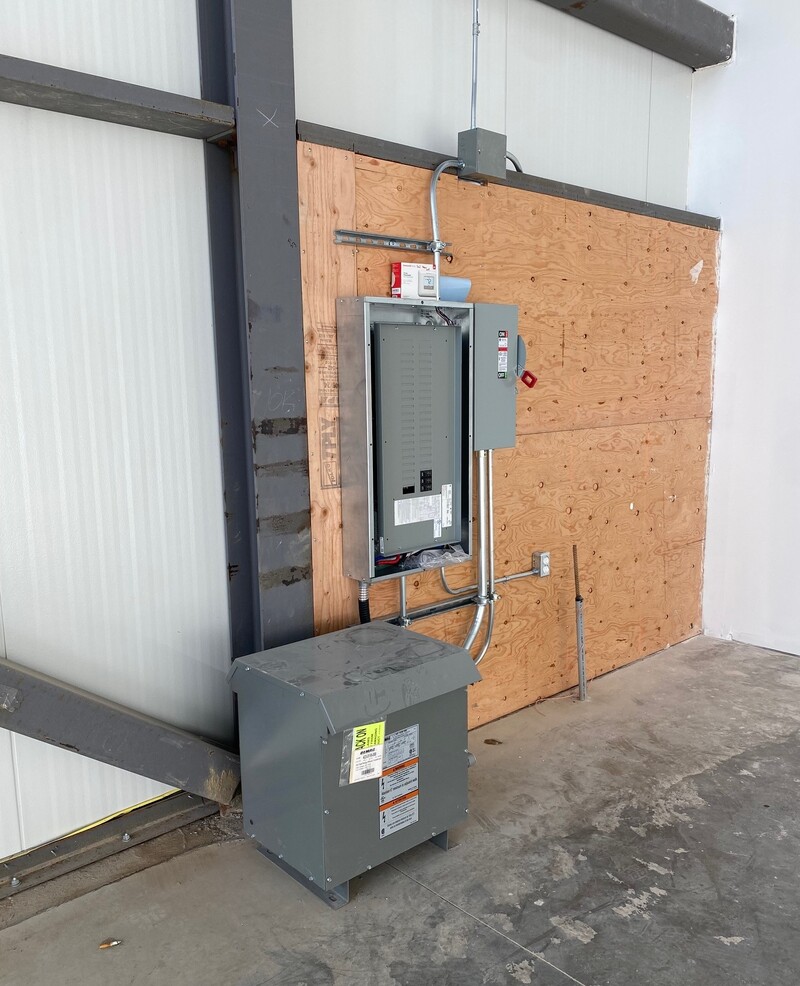 GREAT COMMERCIAL END UNIT AVAILABLE !