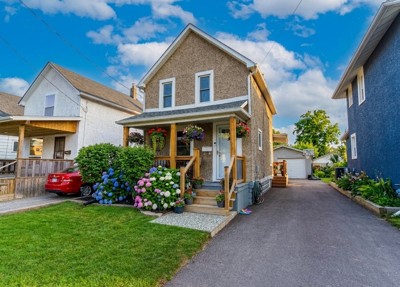 FAMILY HOME IN WELLAND WITH LARGE GARAGE!