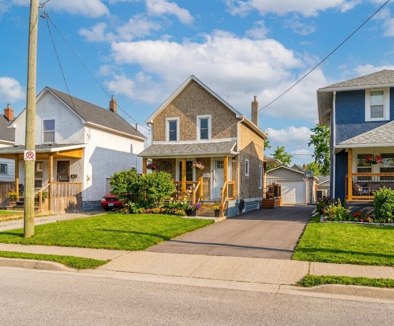 FAMILY HOME IN WELLAND WITH LARGE GARAGE!