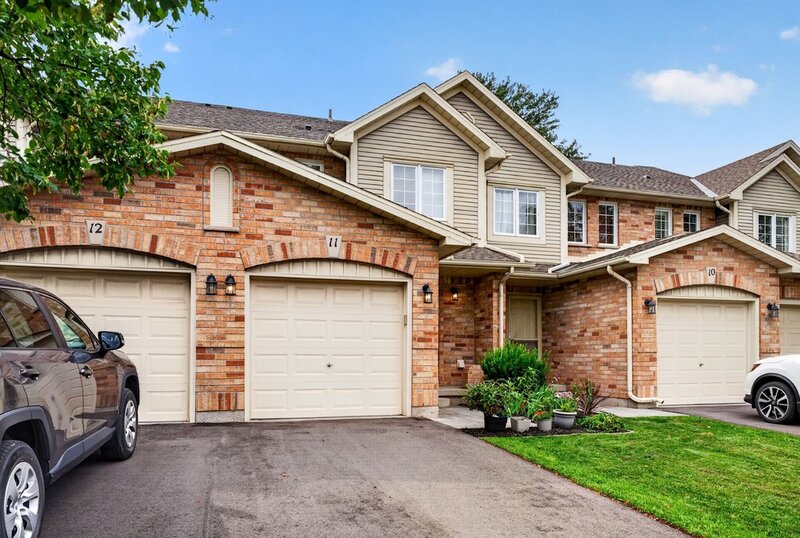 STUNNING TOWNHOUSE IN QUIET STONEY CREEK NEIGHBOURHOOD!