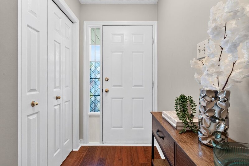 STUNNING TOWNHOUSE IN QUIET STONEY CREEK NEIGHBOURHOOD!