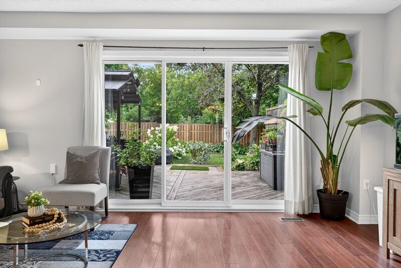 STUNNING TOWNHOUSE IN QUIET STONEY CREEK NEIGHBOURHOOD!