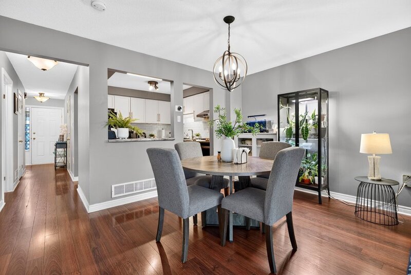 STUNNING TOWNHOUSE IN QUIET STONEY CREEK NEIGHBOURHOOD!