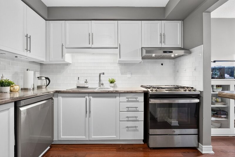 STUNNING TOWNHOUSE IN QUIET STONEY CREEK NEIGHBOURHOOD!