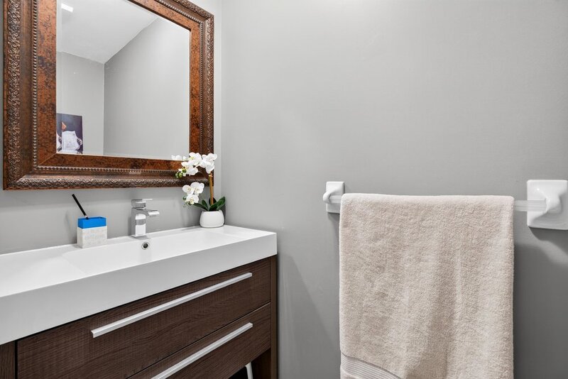 STUNNING TOWNHOUSE IN QUIET STONEY CREEK NEIGHBOURHOOD!