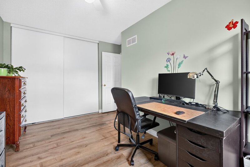 STUNNING TOWNHOUSE IN QUIET STONEY CREEK NEIGHBOURHOOD!
