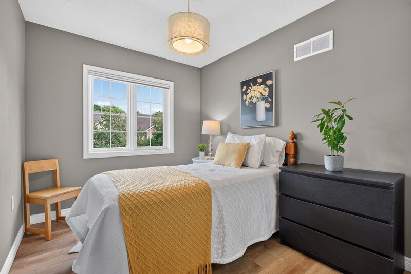 STUNNING TOWNHOUSE IN QUIET STONEY CREEK NEIGHBOURHOOD!