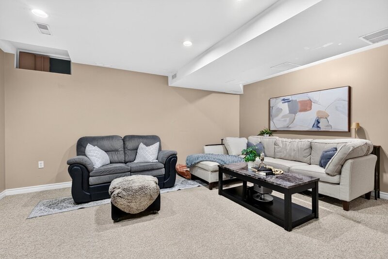 STUNNING TOWNHOUSE IN QUIET STONEY CREEK NEIGHBOURHOOD!