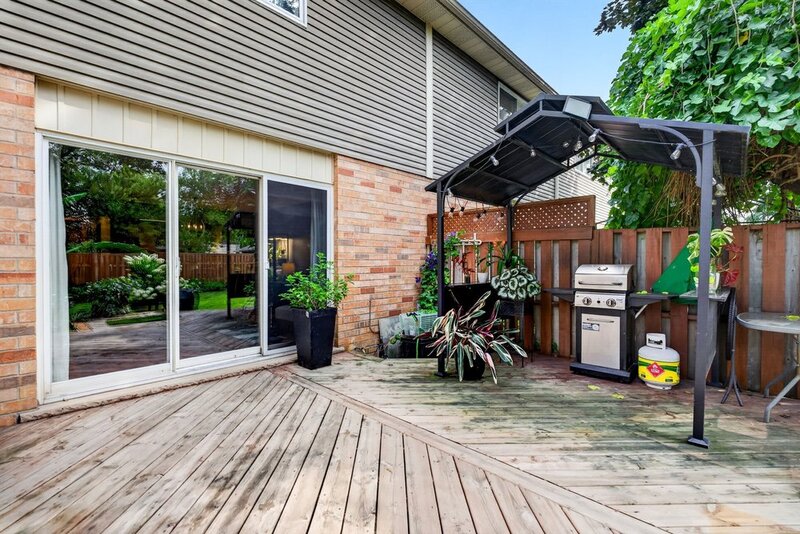 STUNNING TOWNHOUSE IN QUIET STONEY CREEK NEIGHBOURHOOD!