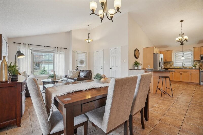 BEAUTIFULLY MAINTAINED BACKSPLIT IN WINONA!