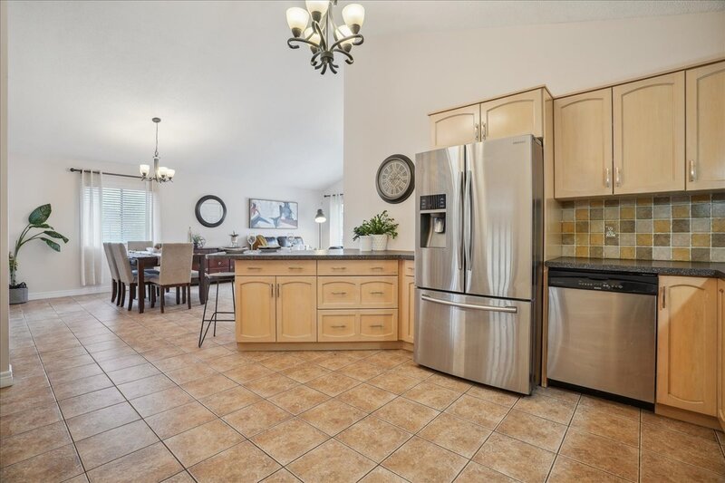 BEAUTIFULLY MAINTAINED BACKSPLIT IN WINONA!