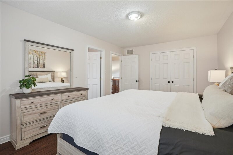 BEAUTIFULLY MAINTAINED BACKSPLIT IN WINONA!