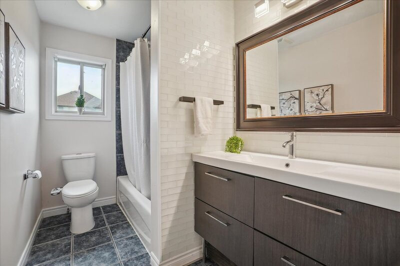 BEAUTIFULLY MAINTAINED BACKSPLIT IN WINONA!