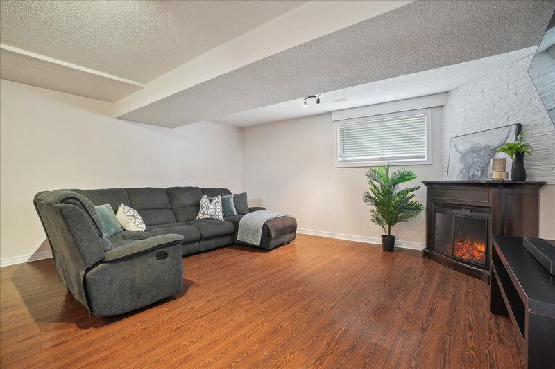 BEAUTIFULLY MAINTAINED BACKSPLIT IN WINONA!