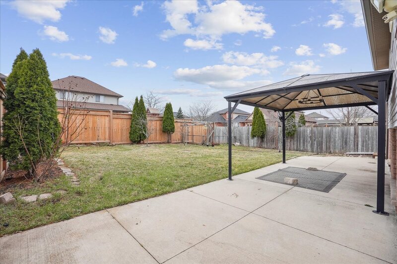 BEAUTIFULLY MAINTAINED BACKSPLIT IN WINONA!