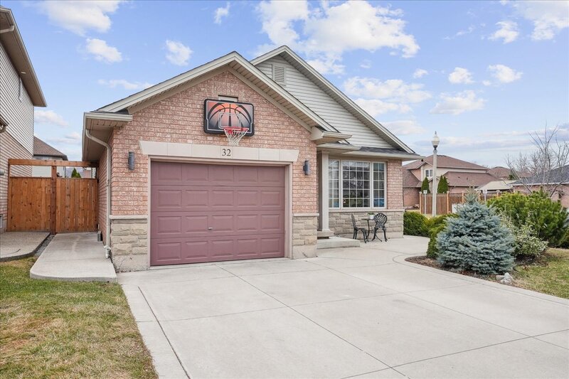 BEAUTIFULLY MAINTAINED BACKSPLIT IN WINONA!