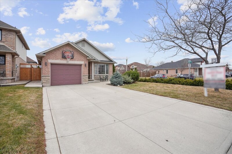 BEAUTIFULLY MAINTAINED BACKSPLIT IN WINONA!