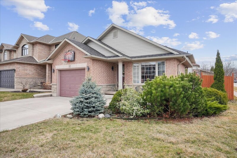 BEAUTIFULLY MAINTAINED BACKSPLIT IN WINONA!