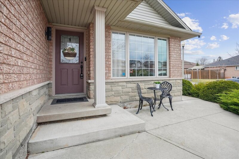 BEAUTIFULLY MAINTAINED BACKSPLIT IN WINONA!