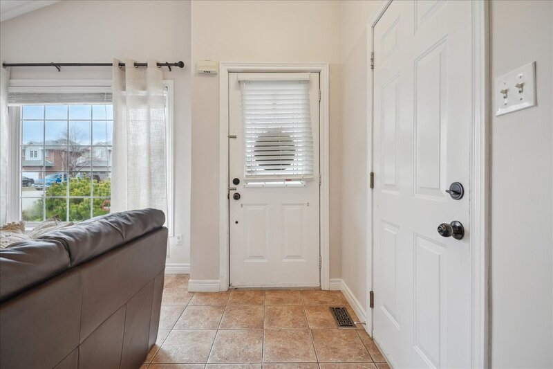 BEAUTIFULLY MAINTAINED BACKSPLIT IN WINONA!