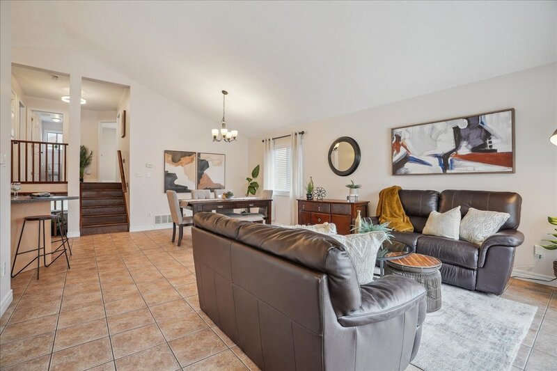 BEAUTIFULLY MAINTAINED BACKSPLIT IN WINONA!