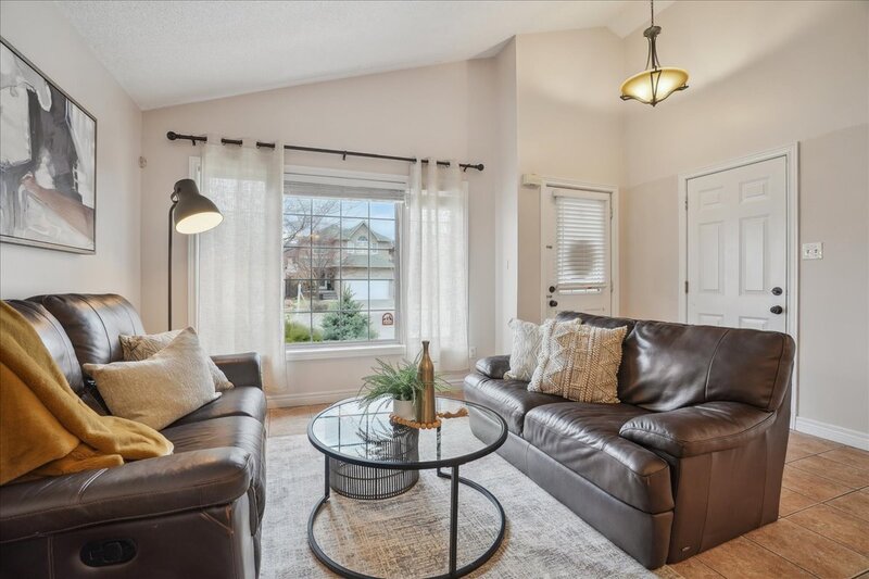 BEAUTIFULLY MAINTAINED BACKSPLIT IN WINONA!
