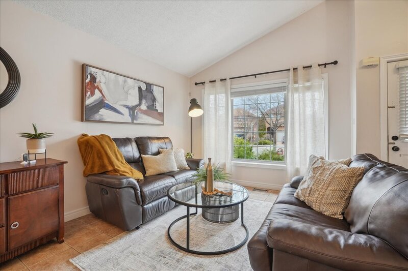 BEAUTIFULLY MAINTAINED BACKSPLIT IN WINONA!
