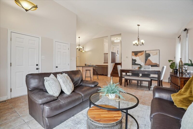 BEAUTIFULLY MAINTAINED BACKSPLIT IN WINONA!