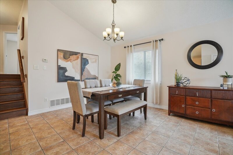 BEAUTIFULLY MAINTAINED BACKSPLIT IN WINONA!
