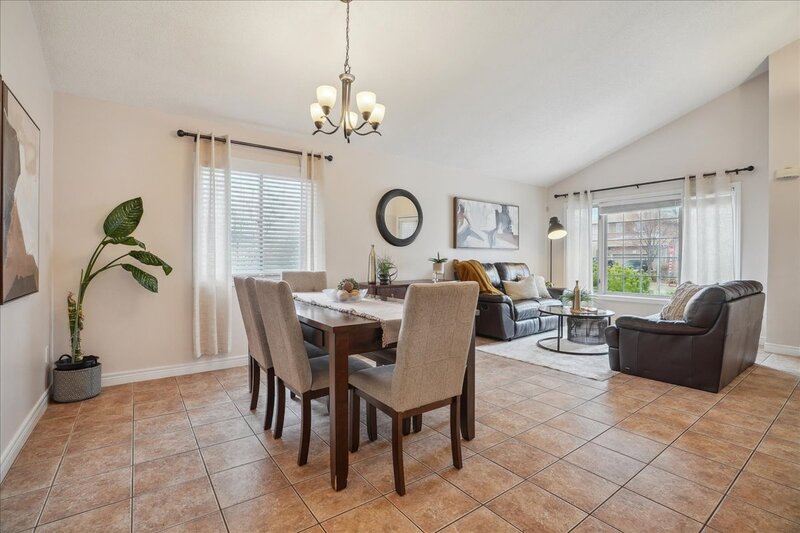 BEAUTIFULLY MAINTAINED BACKSPLIT IN WINONA!