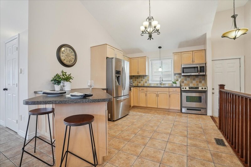 BEAUTIFULLY MAINTAINED BACKSPLIT IN WINONA!