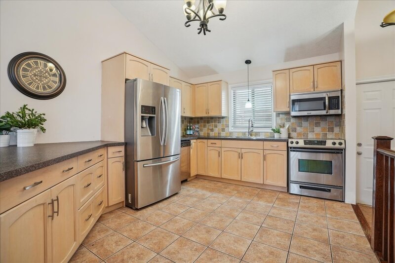 BEAUTIFULLY MAINTAINED BACKSPLIT IN WINONA!