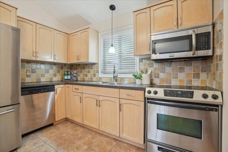 BEAUTIFULLY MAINTAINED BACKSPLIT IN WINONA!