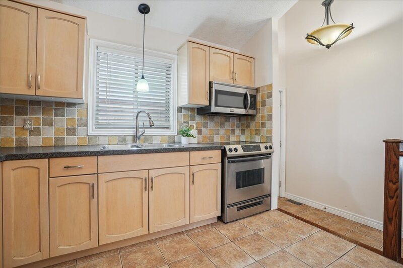 BEAUTIFULLY MAINTAINED BACKSPLIT IN WINONA!