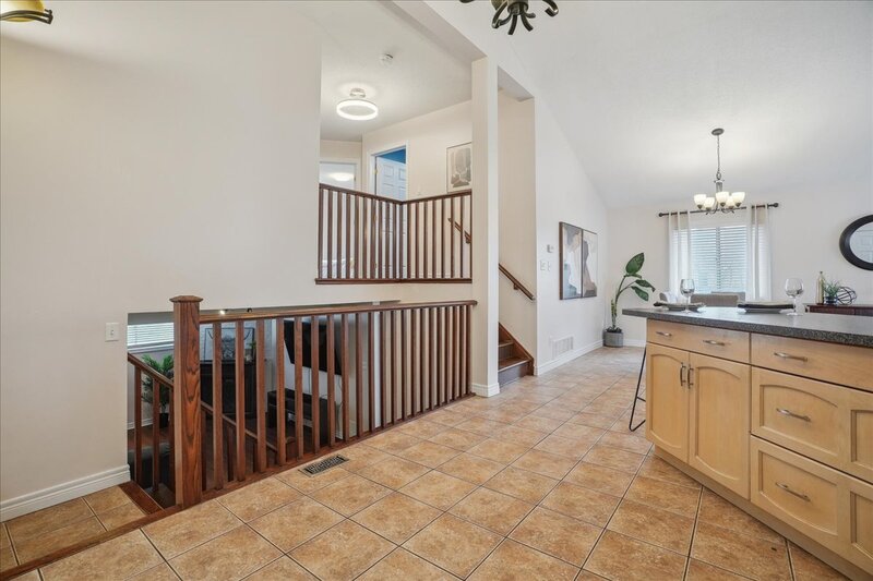 BEAUTIFULLY MAINTAINED BACKSPLIT IN WINONA!