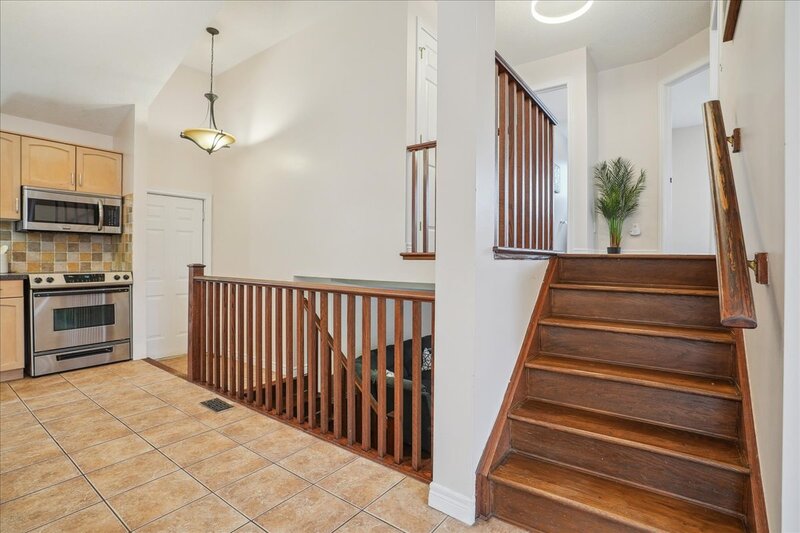 BEAUTIFULLY MAINTAINED BACKSPLIT IN WINONA!