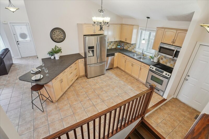 BEAUTIFULLY MAINTAINED BACKSPLIT IN WINONA!