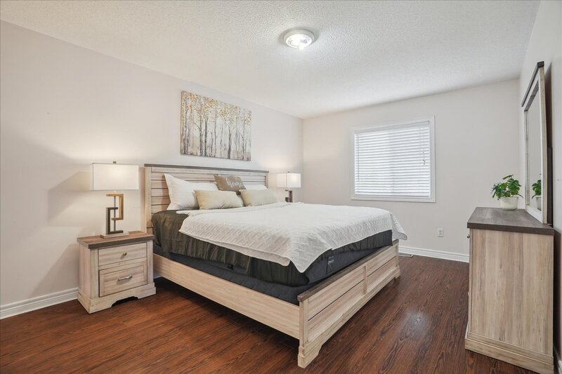 BEAUTIFULLY MAINTAINED BACKSPLIT IN WINONA!