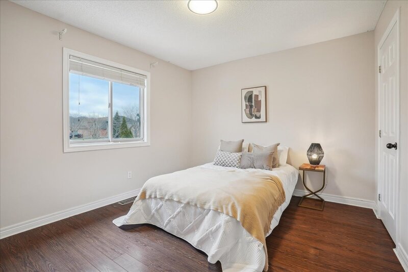 BEAUTIFULLY MAINTAINED BACKSPLIT IN WINONA!