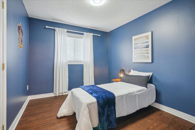BEAUTIFULLY MAINTAINED BACKSPLIT IN WINONA!