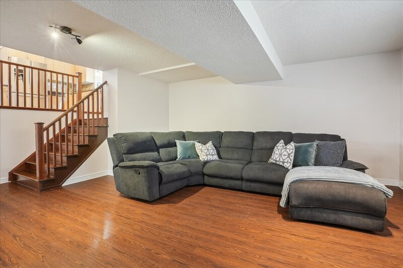 BEAUTIFULLY MAINTAINED BACKSPLIT IN WINONA!