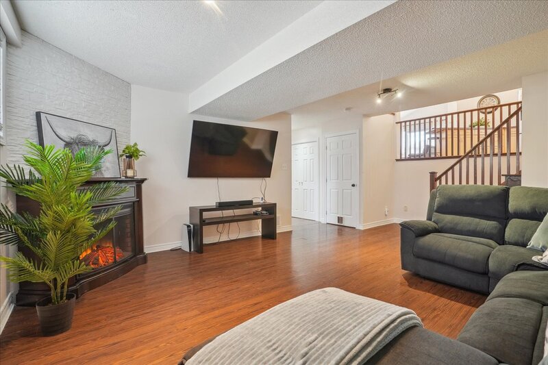 BEAUTIFULLY MAINTAINED BACKSPLIT IN WINONA!
