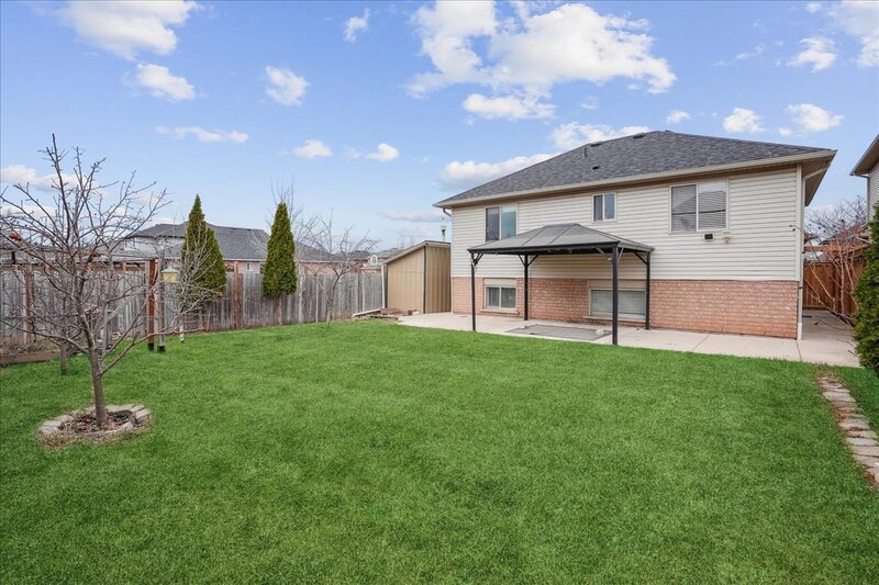BEAUTIFULLY MAINTAINED BACKSPLIT IN WINONA!