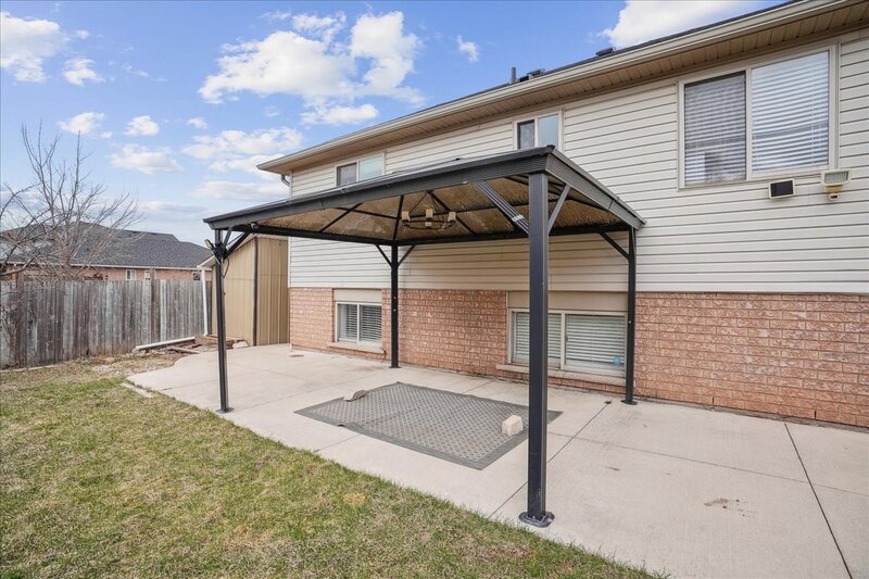 BEAUTIFULLY MAINTAINED BACKSPLIT IN WINONA!