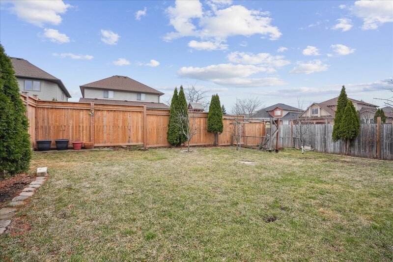 BEAUTIFULLY MAINTAINED BACKSPLIT IN WINONA!