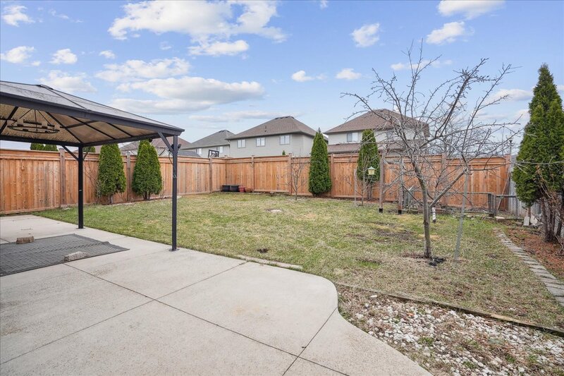 BEAUTIFULLY MAINTAINED BACKSPLIT IN WINONA!