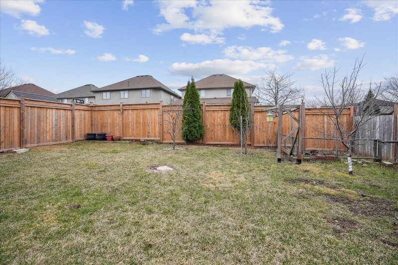 BEAUTIFULLY MAINTAINED BACKSPLIT IN WINONA!