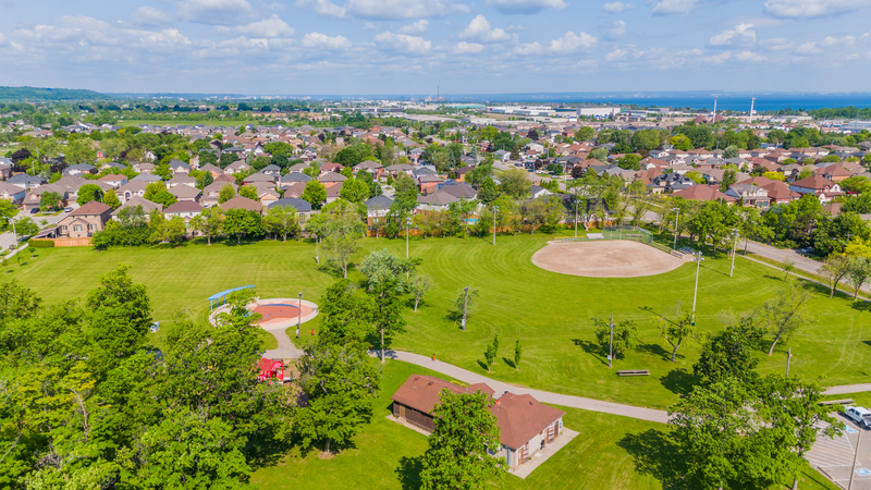 BEAUTIFULLY MAINTAINED BACKSPLIT IN WINONA!