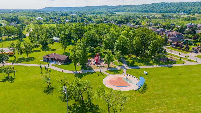 BEAUTIFULLY MAINTAINED BACKSPLIT IN WINONA!